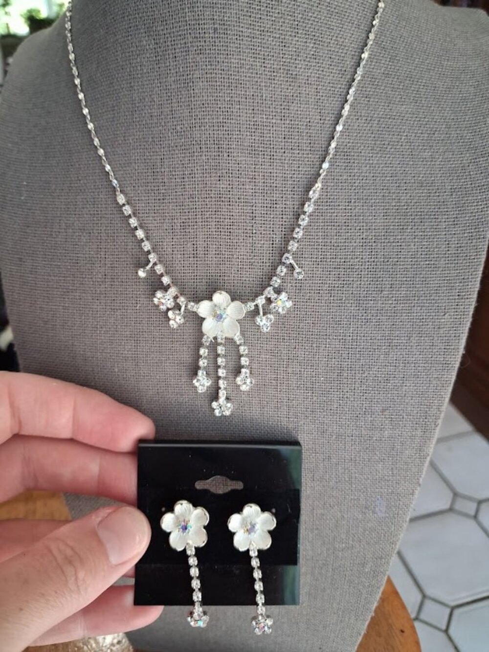 Sparkly floral jewelry set